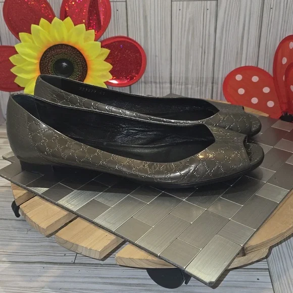 Gucci Metallic Gray Peep-Toe Flats - Picture 2 of 11